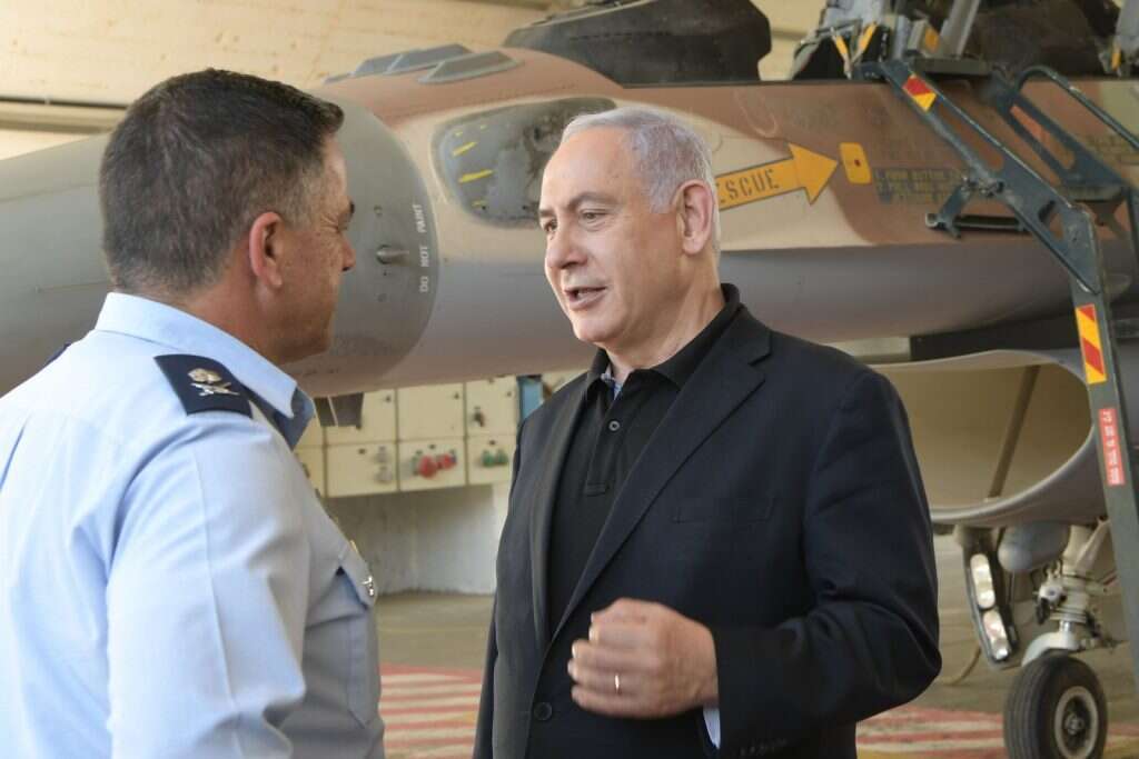 נתניהו בתום הערכת מצב בפיקוד הדרום וסיור בבסיס חיל האוויר בחצרים. | קובי גדעון, לע"מ.