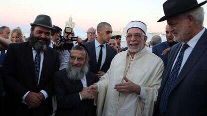 הרב ביתן עם בכיר במפלגת השלטון התוניסאית לפני סעודת האיפטאר ברמדאן, 2015 | EPA