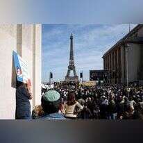 הפגנות בפריז במחאה על אי העמדתו לדין של רוצח שרה הלימי. | AFP אריאל קנדל