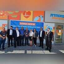 במרכז ראש העיר קריית־גת אבירם דהרי מחוץ למרפאה האחודה