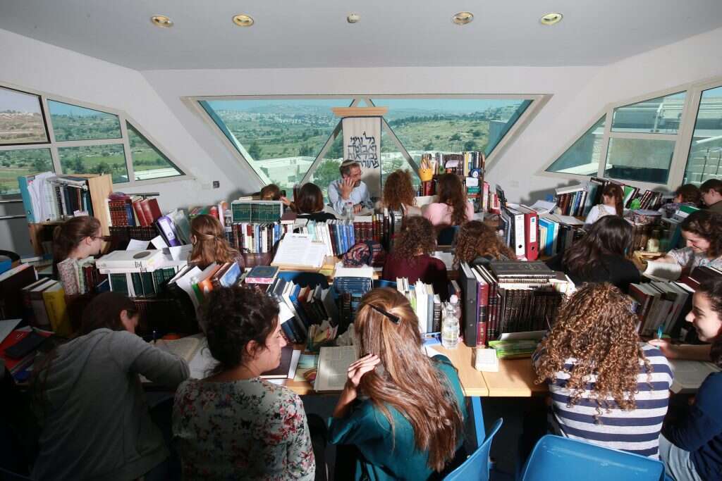 נפתחו שערי לימוד. מגדל- עז. | מרים צחי נפתחו שערי לימוד. מגדל- עז. | מרים צחי