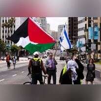 מפגין תומך ישראל בהפגנת פרו-פלסטינית בלוס אנג'לס, קליפורניה, השבוע. | EPA