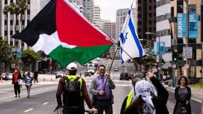 מפגין תומך ישראל בהפגנת פרו-פלסטינית בלוס אנג'לס, קליפורניה, השבוע. | EPA