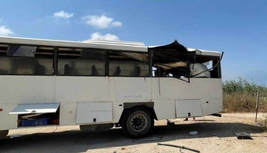 האוטובוס שנפגע בפצצת המרגמה בגבול עזה. | דו"צ