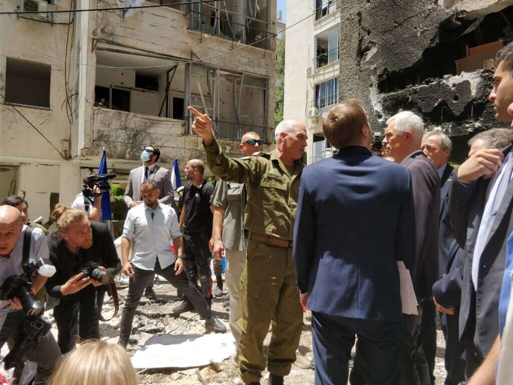 גבי אשכנזי וושרי החוץ בביקור באזור הנפילה בפתח תקווה. | הודיה כריש־חזוני