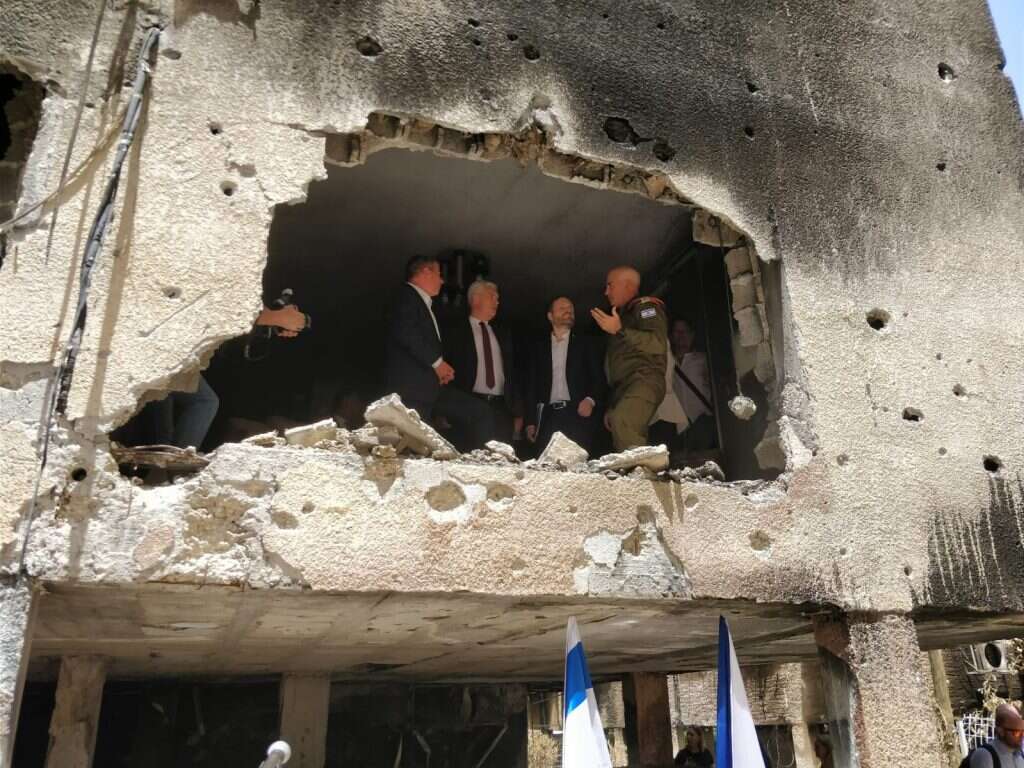 גבי אשכנזי וושרי החוץ בביקור באזור הנפילה בפתח תקווה. | הודיה כריש־חזוני