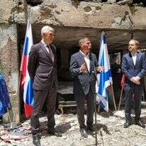 גבי אשכנזי וושרי החוץ בביקור באזור הנפילה בפתח תקווה. | הודיה כריש־חזוני