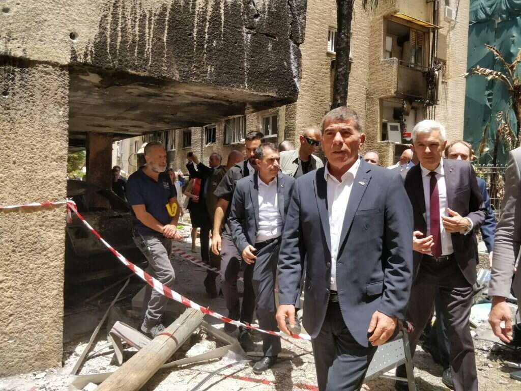 גבי אשכנזי וושרי החוץ בביקור באזור הנפילה בפתח תקווה. | הודיה כריש־חזוני