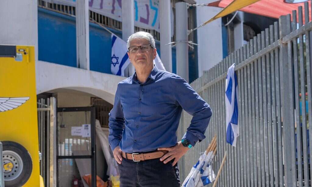 אטיאס מחוץ למבנה המכינה הקדם־צבאית בלוד, השבוע. | יוסי אלוני