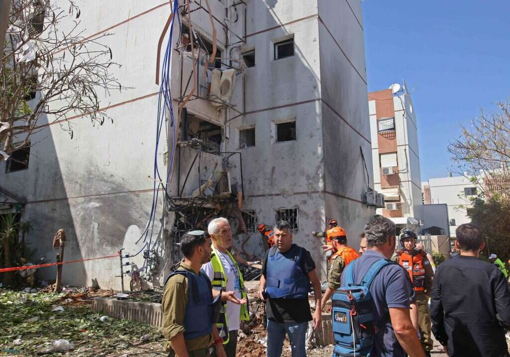 הדרישה מדובר צה"ל היא כי ידווח מיד מאיפה נורו 
הטילים, כמה נורו והאם יורטו". פגיעה בבית באשדוד. | איי.אף.פי