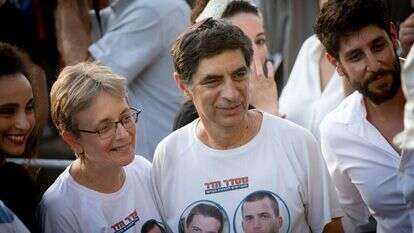 שמחה ולאה גולדין בעצרת מחאה להשבת הנעדרים בירושלים. ארכיון | יונתן זינדל, פלאש 90