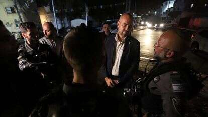 השר לביטחון הפנים אמיר אוחנה עם כוחות המשטרה בלוד, השבוע. | יהונתן שאול