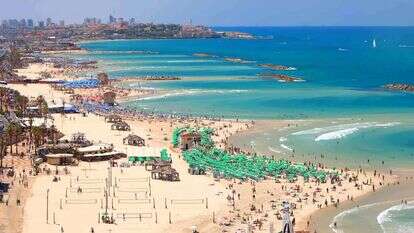 חוף ים בתל אביב. | שאטרסטוק
