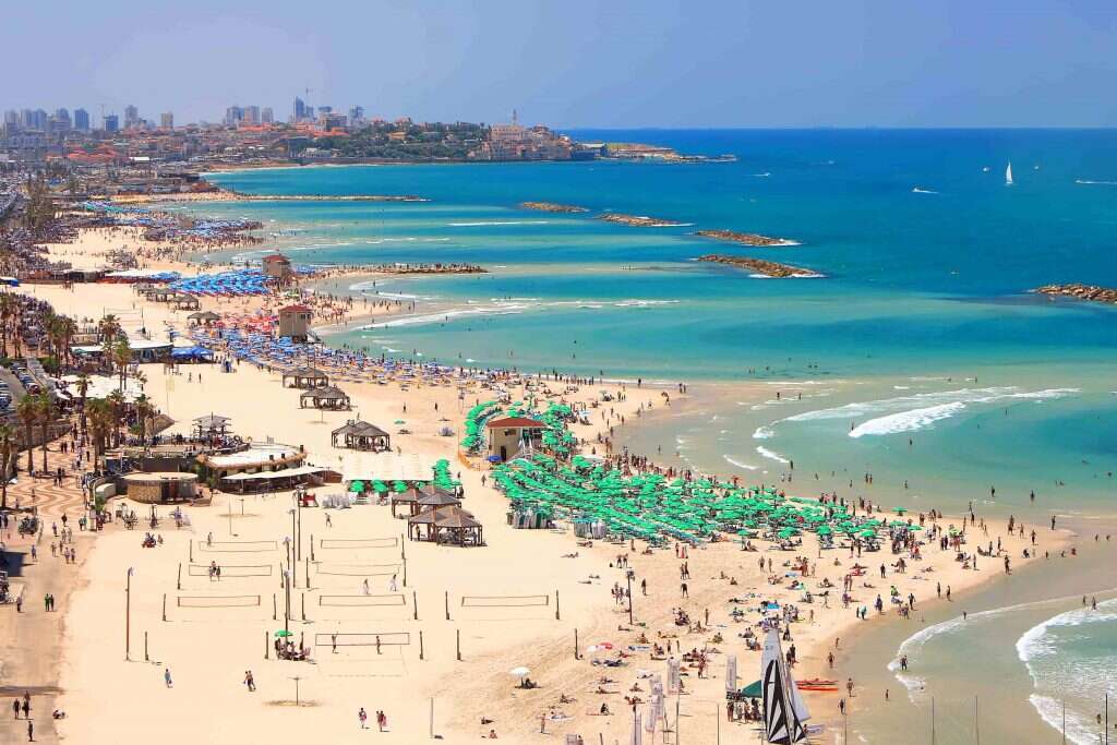 חוף ים בתל אביב. | שאטרסטוק