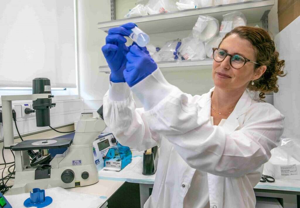 "התחלתי עם מדע בסיסי והיום הוא כבר משמש לריפוי". פרופ' סמואלס במעבדתה במכון ויצמן. | יוסי אלוני