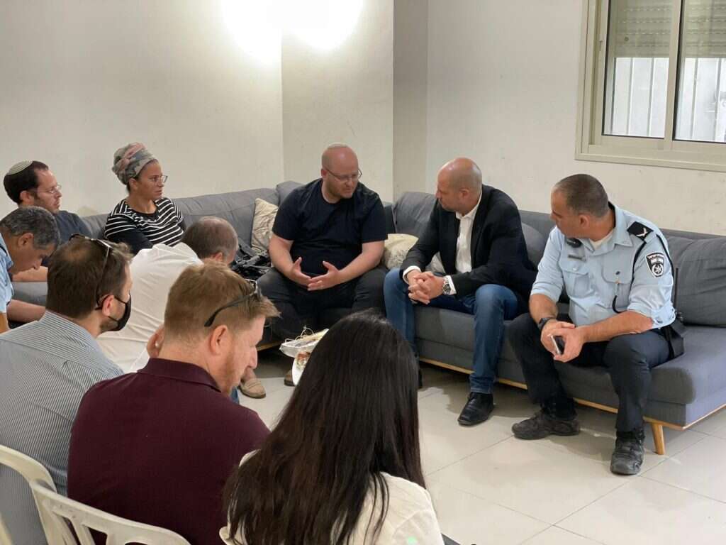 "לא הוגן להטיל הכול על השר לביטחון הפנים". אמיר אוחנה בביתו של ליוש. | באדיבות המצולם