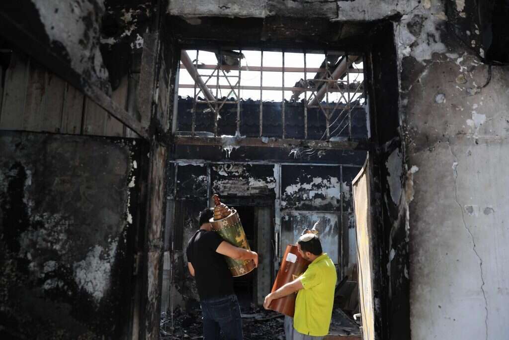 ספרי תורה מוצאים מבית כנסת שרוף בלוד. | אי.פי.איי