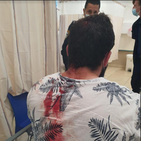 אחד מבני המשפחה בבית החולים. | איילת דיין