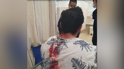 אחד מבני המשפחה בבית החולים. | איילת דיין