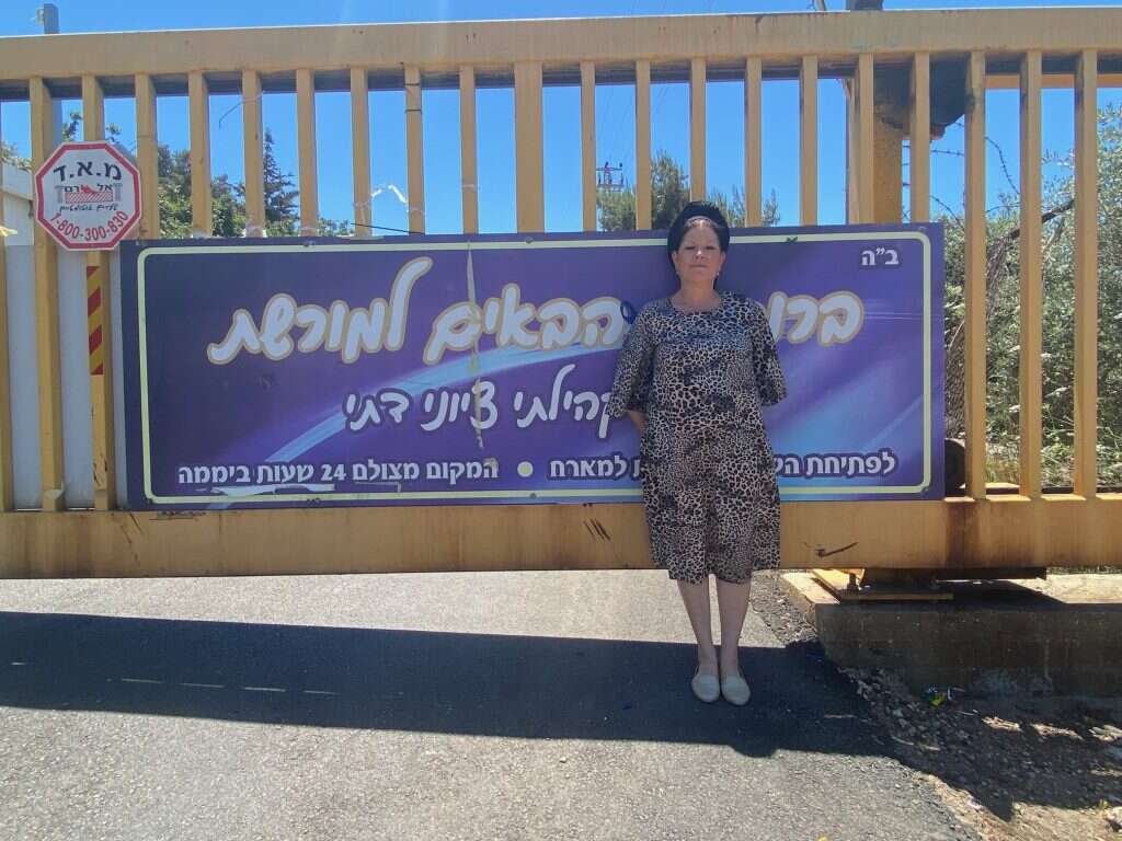 אורית שפיץ בשער היישוב. | אריאל שנבל