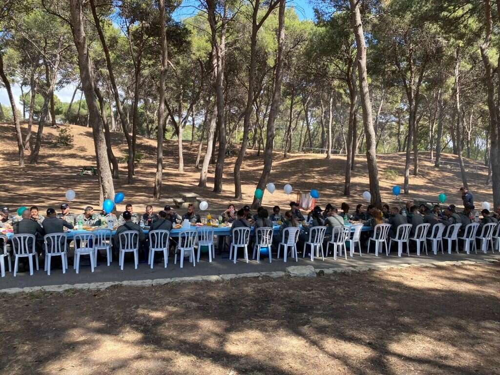 שוטרי מג"ב הוזמנו היום לארוחת "על האש" שאירגנו לכבודם אנשי העירייה. | עיריית עכו