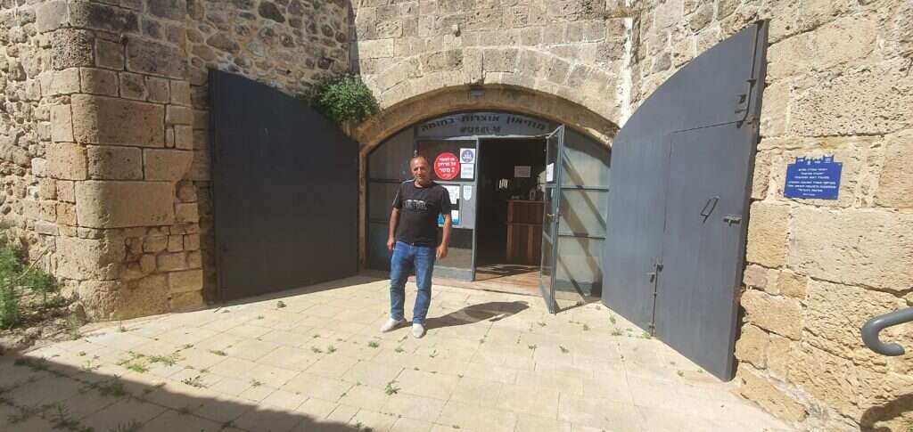 יוסי עסיס ממוזיאון "אוצרות בחומה" בעכו העתיקה. | יאיר קראוס