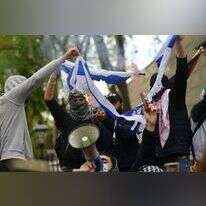 שריפת דגל ישראל בהפגנות פרו-פלסטיניות מחוץ לשגרירות הישראלית בלונדון. | AFP