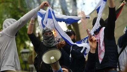 שריפת דגל ישראל בהפגנות פרו-פלסטיניות מחוץ לשגרירות הישראלית בלונדון. | AFP