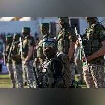 ילד פלסטיני נושא נשק צעצוע בתהלוכה של כוחות חמאס בעזה. | AFP