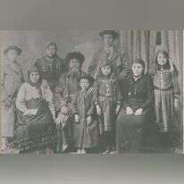 הכותב ר' משה רכטמן עם בני משפחתו. | מאוסף התצלומים של הרב מתתיהו דייטש אשכנזי