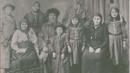 הכותב ר' משה רכטמן עם בני משפחתו. | מאוסף התצלומים של הרב מתתיהו דייטש אשכנזי