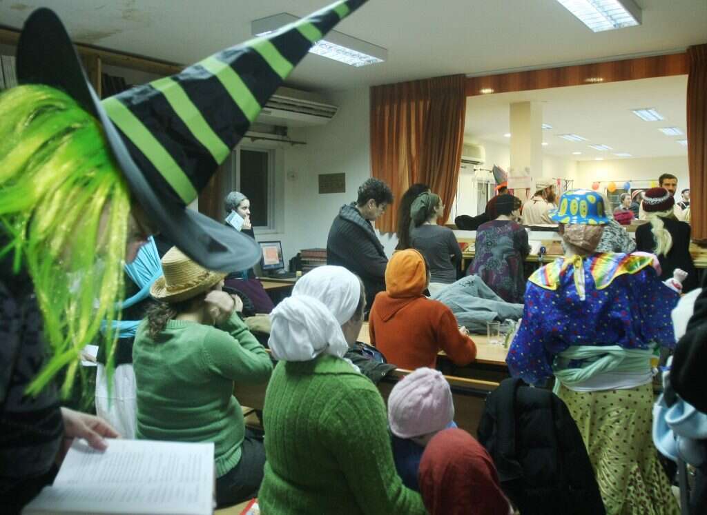 לא רק לפריבילגיות. קריאת מגילה לנשים. | מרים צחי