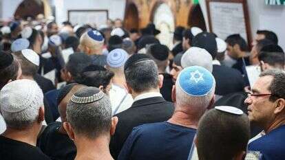 "הגישה המסורתית היא נסיעה בזמן גם לעבר וגם לעתיד" סליחות בקבר הרשב"י, 2017. | דוד כהן, פלאש 90 וגם לעתיד".