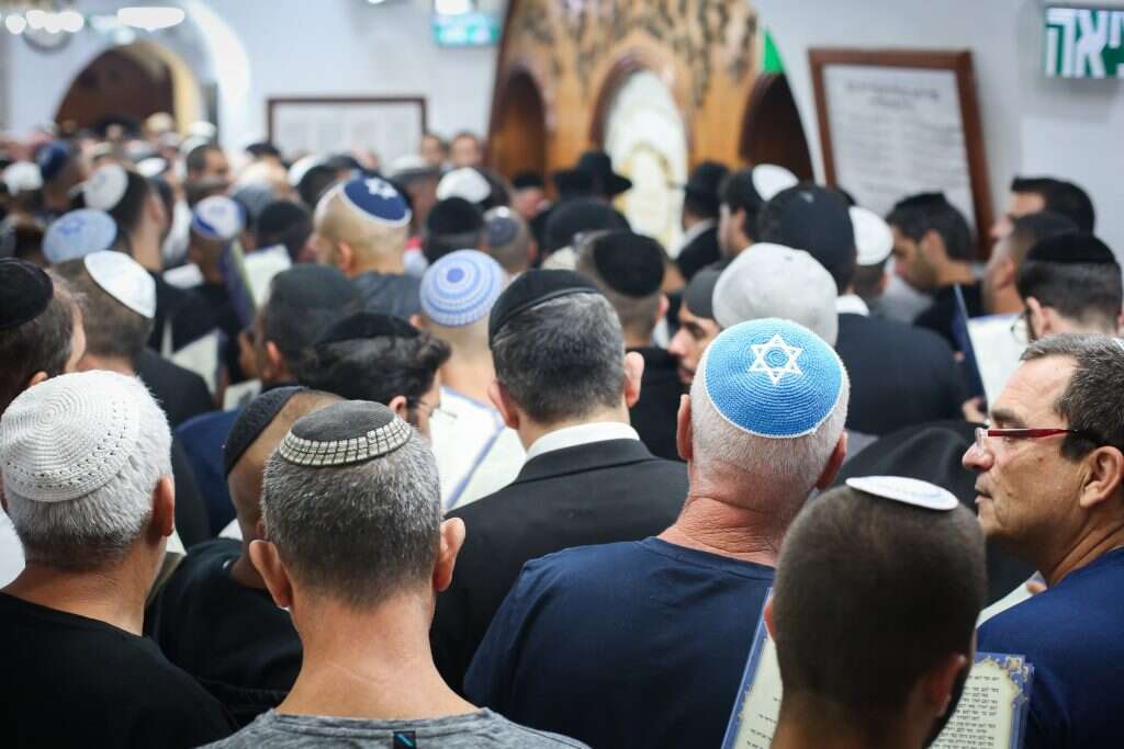 "הגישה המסורתית היא נסיעה בזמן גם לעבר וגם לעתיד" סליחות בקבר הרשב"י, 2017. | דוד כהן, פלאש 90 וגם לעתיד".