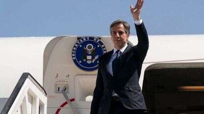 אנטוני בלינקן מנופף לשלום לפני המראתו מישראל. | AFP