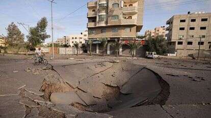 כבישים שקרסו לתוך המנהרות ברצועה. | AFP