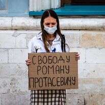 הפגנה למען רומן פרוטסביץ' מול שגרירות בלארוס במוסקבה. | AFP