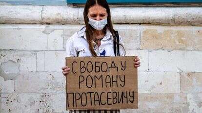 הפגנה למען רומן פרוטסביץ' מול שגרירות בלארוס במוסקבה. | AFP