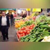 דוכן ירקות בשוק מחנה יהודה. | שאטרסטוק