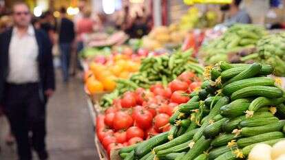 דוכן ירקות בשוק מחנה יהודה. | שאטרסטוק