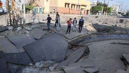 בור שנפער ברחוב בעזה בעקבות תקיפת צה"ל. | AFP