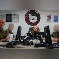 מפקד פיקוד הדרום אלוף אליעזר טולדנו במהלך מבצע שומר החומות.