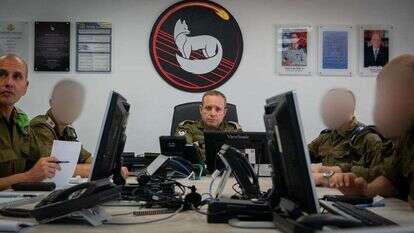 מפקד פיקוד הדרום אלוף אליעזר טולדנו במהלך מבצע שומר החומות.