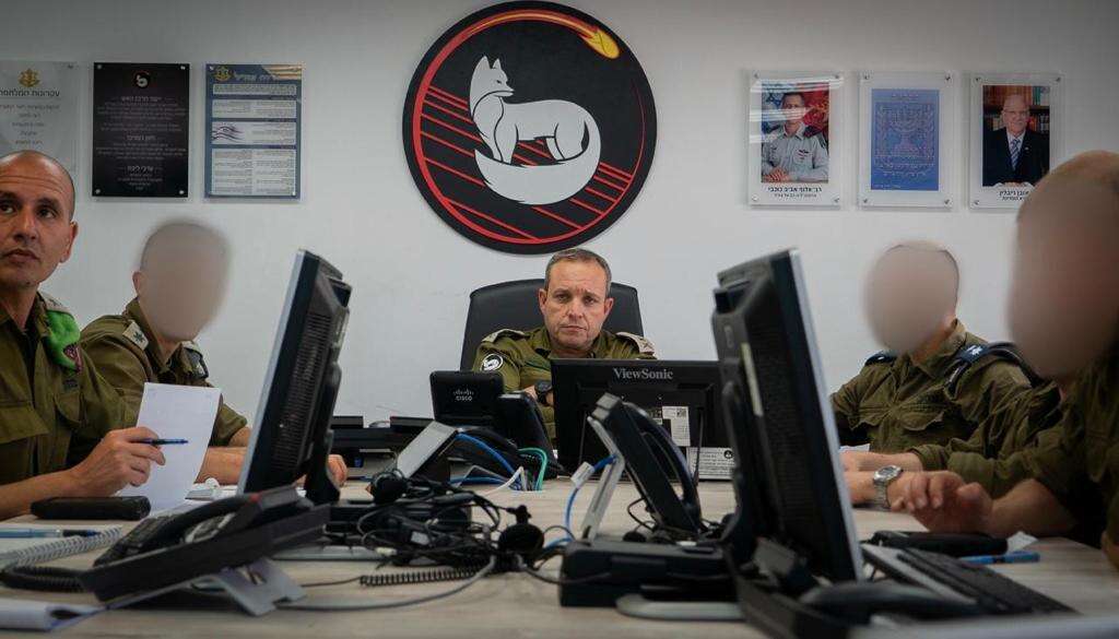 מפקד פיקוד הדרום אלוף אליעזר טולדנו במהלך מבצע שומר החומות.