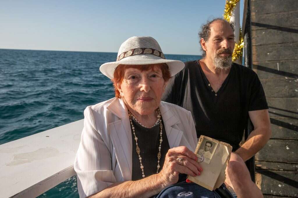 שרה אבני עם בנה אמיר, מחזיקה בתמונת בעלה, אברהם. | יוסי אלוני