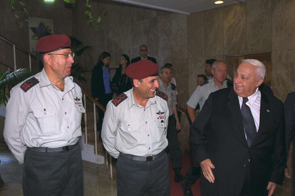 נאלץ לסיים את תפקידו. משה (בוגי) יעלון עם שאול מופז ואריאל שרון. | אבי אוחיון - לע"מ