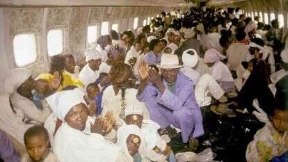 עולים מאתיופיה בדרכם לארץ במסגרת "מבצע
שלמה", 1991. | ארכיון צה"ל,משרד הביטחון