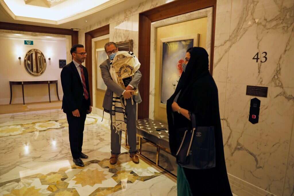 מספקים שירותי דת לתיירים ומקומיים. ספר תורה בבית מלון באמירויות. | איי.פי