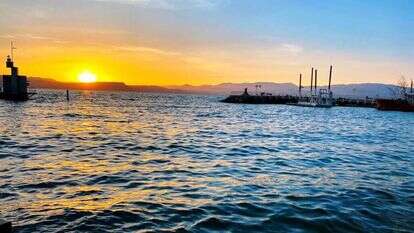 שקיעה במפגש הדייגים בנמל עין גב. | יעל שביט