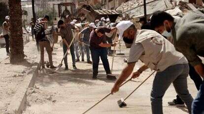 מתנדבים בעזה בשיקום ההריסות אחרי מבצע "שומר החומות. | AFP מתנדבים בעזה בשיקום ההריסות אחרי מבצע "שומר החומות. | AFP